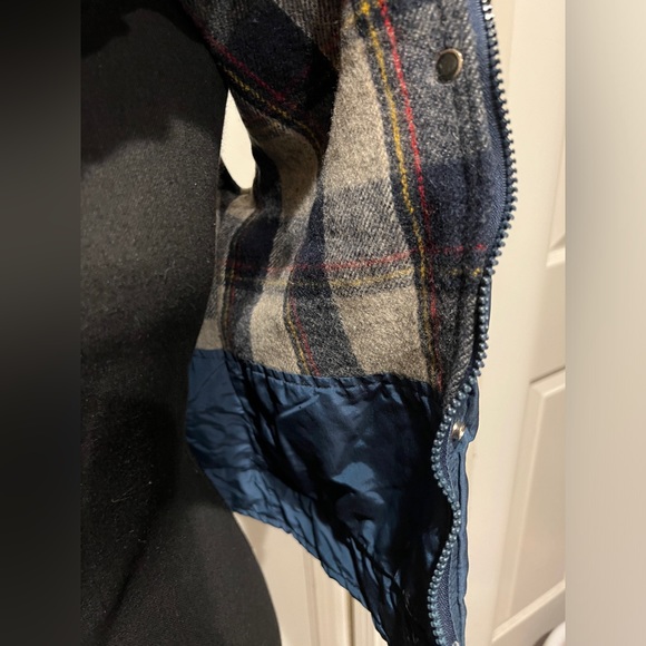 Lands Ends Vest - Picture 4 of 6